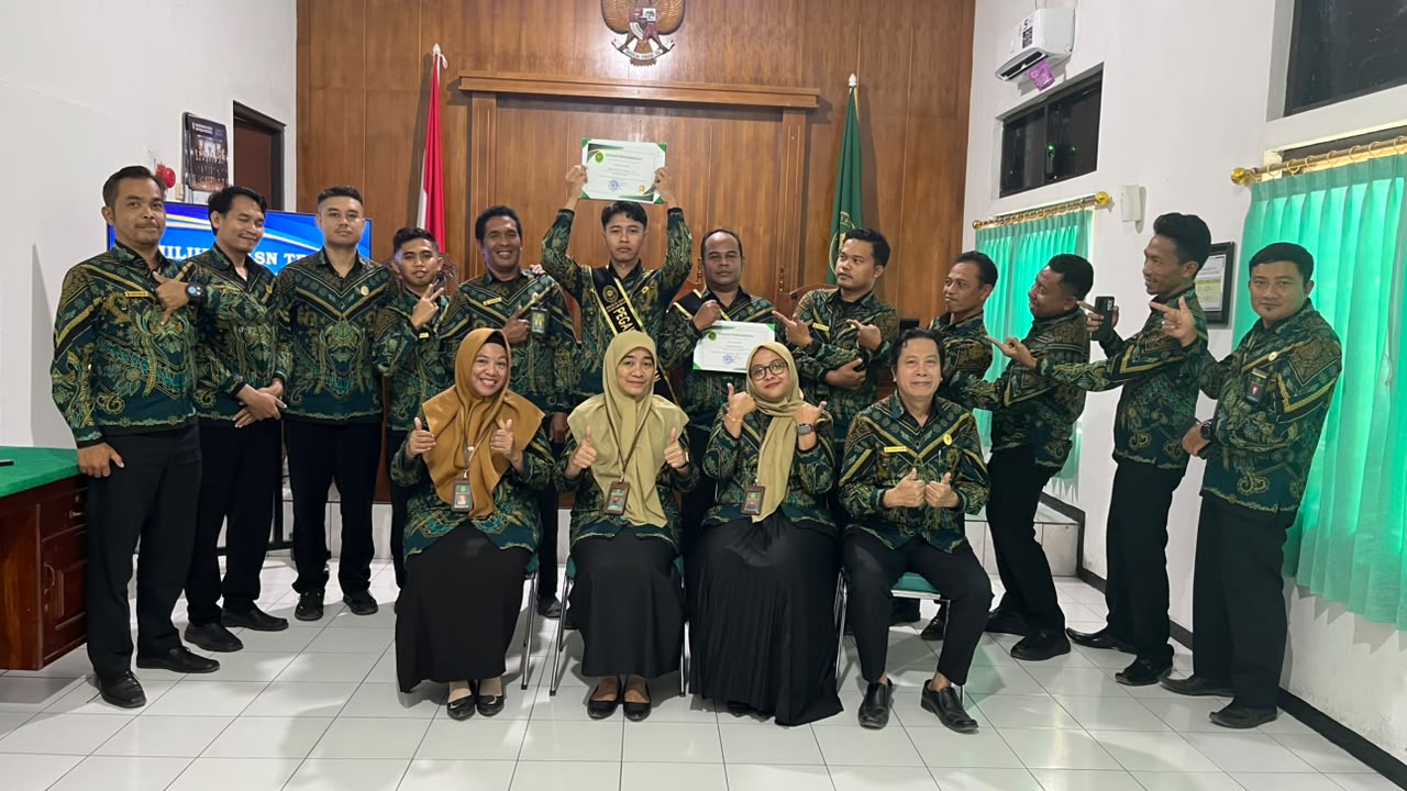 Apresiasi Kinerja Karyawan, Pengadilan Agama Waikabubak Umumkan ASN Terbaik Periode Triwulan II Tahun 2026 🏆✨  Sebagai bentuk penghargaan atas dedikasi, disiplin, dan kontribusi nyata dalam menunjang operasional serta pelayanan peradilan, Pengadilan Agam