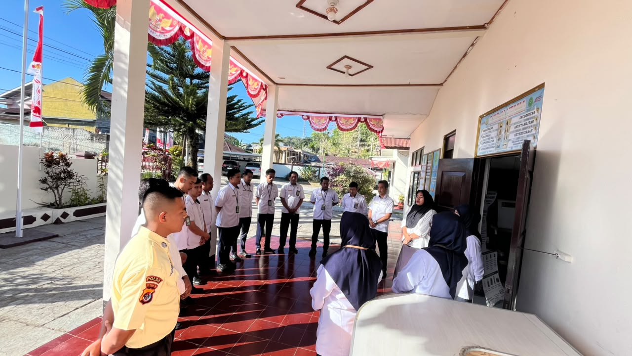 Tingkatkan Kedisiplinan dan Kualitas Layanan, Ketua PA Waikabubak Pimpin Briefing Senin Pagi